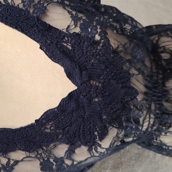 Wet seal lace top - Picture 2 of 4